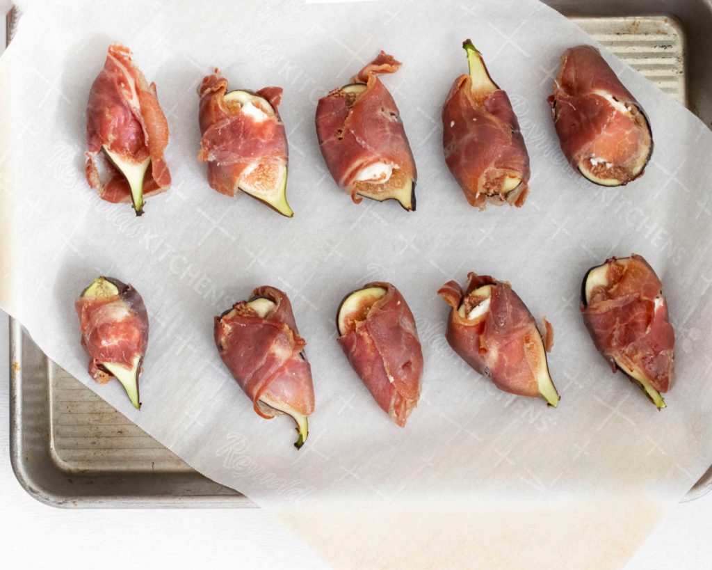 fig appetizers on baking sheet